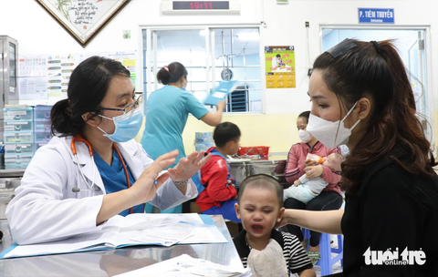 Tay chân miệng - Ảnh 3. ThS.BS Phan Thị Thanh Hà trấn an phụ huynh giữ bình tĩnh và hướng dẫn biểu hiện chuyển biến nặng của bệnh tay chân miệng như giật mình chới với, sốt cao không hạ - Ảnh: X.MAI