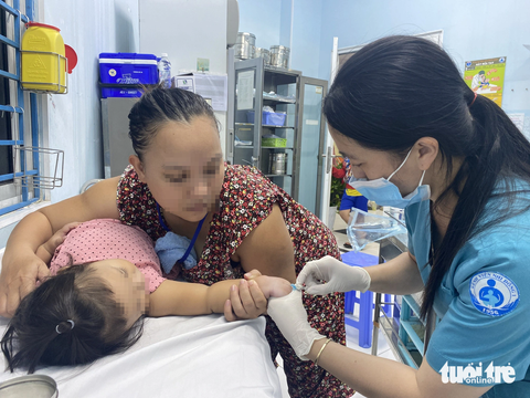 Tay chân miệng - Ảnh 7. Lấy máu một bệnh nhi mắc bệnh tay chân miệng tái phát (đã được xuất viện sau điều trị 3 ngày, nhưng bệnh nặng trở lại) để đánh giá trẻ có bị nhiễm trùng máu không - Ảnh: X.MAI