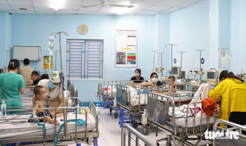 Tay chân miệng - Ảnh 8. Giường bệnh tại phòng cấp cứu 1 của khoa nhiễm - thần kinh chật kín bệnh nhi - Ảnh: X.MAI