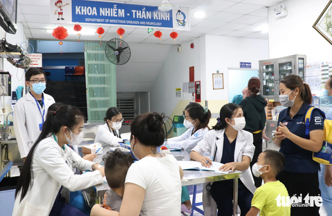 Tay chân miệng - Ảnh 9. Trước số ca mắc bệnh tay chân miệng tăng nhanh và phải "gánh" rất đông trẻ ở các tỉnh khác chuyển đến, các y bác sĩ khoa nhiễm - thần kinh Bệnh viện Nhi đồng 1 luôn làm việc hết công suất - Ảnh: X.MAI