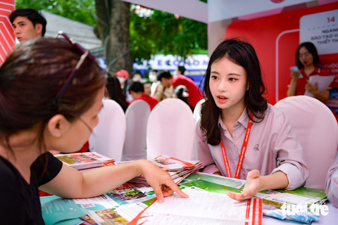 Thí sinh đóng lệ phí trực tuyến đại học theo 6 cụm tỉnh, thành trong 7 ngày - Ảnh 1. Học sinh tham gia Ngày hội lựa chọn nguyện vọng xét tuyển đại học 2023 do báo Tuổi Trẻ tổ chức tại Hà Nội - Ảnh: NAM TRẦN