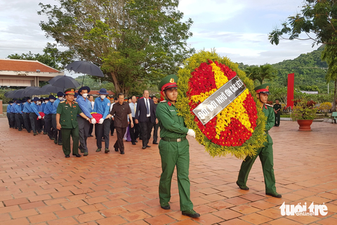 Truy điệu, cải táng 108 hài cốt liệt sĩ quân tình nguyện Việt Nam - Ảnh 1. Đảng bộ, chính quyền tỉnh An Giang long trọng tổ chức lễ cải táng hài cốt liệt sĩ quân tình nguyện Việt Nam hy sinh tại chiến trường Campuchia - Ảnh: BỬU ĐẤU