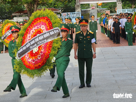 Truy điệu, cải táng 108 hài cốt liệt sĩ quân tình nguyện Việt Nam - Ảnh 4. Ban chỉ đạo quốc gia 515 đặt vòng hoa viếng các liệt sĩ trở về đất mẹ - Ảnh: BỬU ĐẤU
