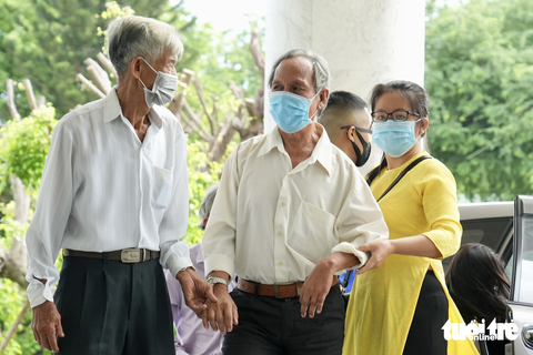 TP.HCM họp mặt người có công tiêu biểu - Ảnh 2. Dù tuổi cao sức yếu nhưng nhiều cô chú, người có công tiêu biểu vẫn dắt tay nhau đến dự họp mặt, cũng là dịp gặp lại các đồng đội năm xưa - Ảnh: HỮU HẠNH