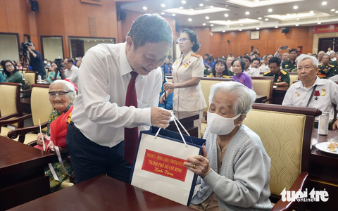 TP.HCM họp mặt, tri ân 120 người có công tiêu biểu - Ảnh 5. Phó chủ tịch UBND TP Dương Anh Đức trao quà cho các mẹ Việt Nam anh hùng cao tuổi - Ảnh: HỮU HẠNH