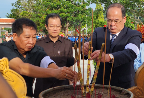 Truy điệu, cải táng 108 hài cốt liệt sĩ quân tình nguyện Việt Nam - Ảnh 3. Lãnh đạo tỉnh An Giang thắp hương tưởng niệm các liệt sĩ - Ảnh: BỬU ĐẤU