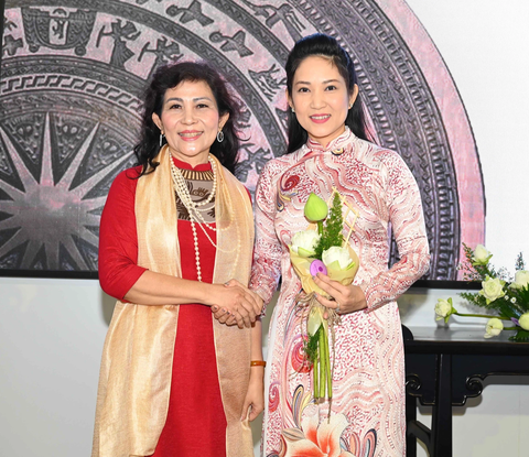 Bà Nguyễn Thị Thanh Thúy - phó giám đốc Sở Văn hóa và Thể thao TP.HCM - tham dự chúc mừng thành lập trung tâm - Ảnh: BTC Bà Nguyễn Thị Thanh Thúy (bìa phải) - phó giám đốc Sở Văn hóa và Thể thao TP.HCM - tham dự chúc mừng thành lập trung tâm - Ảnh: BTC