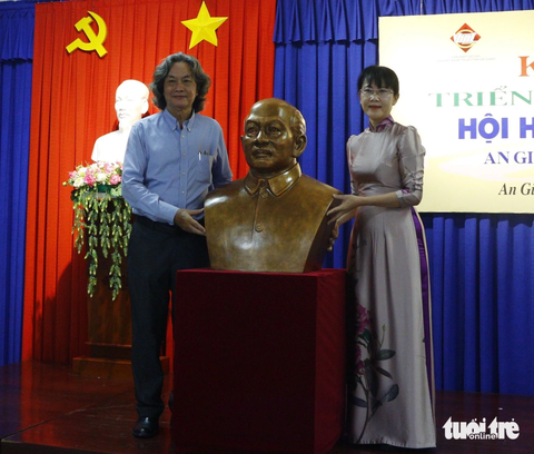 Triển lãm 47 tác phẩm hội hoạ, điêu khắc TP.HCM và An Giang - Ảnh 1. Nhà giáo nhân dân, nhà điêu khắc, GS.TS Đỗ Xuân Tiên (trái) tặng tượng điêu khắc chân dung Chủ tịch Tôn Đức Thắng cho Bảo tàng An Giang - Ảnh: TỐNG DOANH