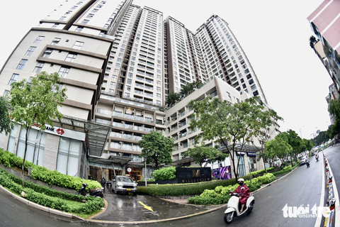 Vụ tạm dừng giao dịch khu đất 132 Bến Vân Đồn: Phát Đạt lên tiếng, cư dân hoang mang - Ảnh 1. Mặt tiền khu chung cư Millennium (132 Bến Vân Đồn), ảnh chụp chiều 25-7 - Ảnh: T.T.D