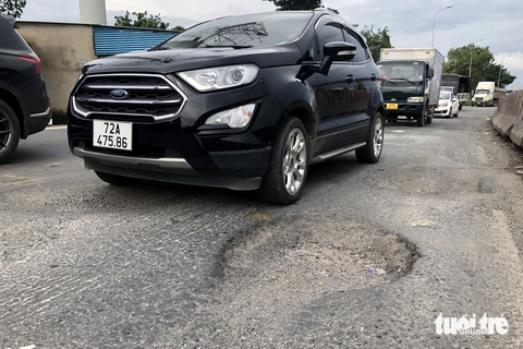 Dừng thu phí nửa năm, quốc lộ 51 chi chít ổ gà nguy hiểm - Ảnh 1. Quốc lộ 51, đoạn nút giao với đường Võ Nguyên Giáp (quốc lộ 1, tuyến tránh TP Biên Hòa) xuất hiện nhiều ổ gà, mặt đường đùn lún nguy hiểm - Ảnh: A LỘC