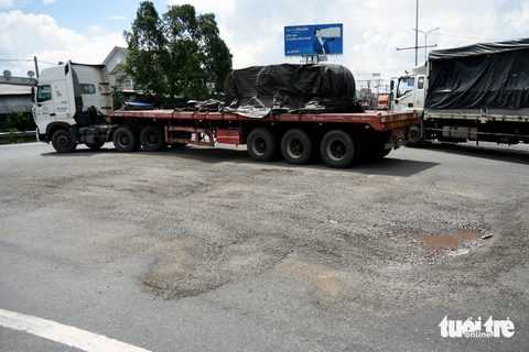 Dừng thu phí nửa năm, quốc lộ 51 chi chít ổ gà nguy hiểm - Ảnh 2. Mặt đường quốc lộ 51 tại vòng xoay lên cao tốc TP.HCM - Long Thành - Dầu Giây đùn lún, xuất hiện ổ gà lớn tiềm ẩn nguy cơ tai nạn - Ảnh: A LỘC