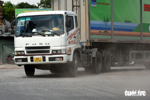 Dừng thu phí nửa năm, quốc lộ 51 chi chít ổ gà nguy hiểm - Ảnh 5. Mặt đường đầy đất đá bụi bặm, đùn lún nguy hiểm - Ảnh: A LỘC