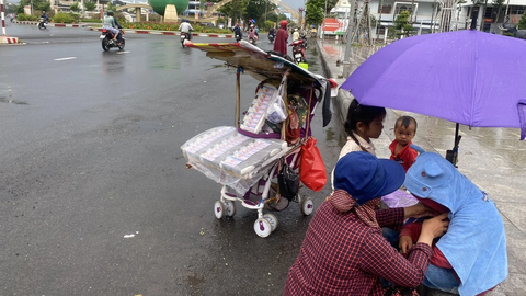 Tràn xuống lòng đường bán vé số - Ảnh 1. Chị Phạm Thúy Linh cùng bốn con nhỏ bày bán vé số dưới lòng đường Trần Hưng Đạo, phường 2, TP Sóc Trăng - Ảnh: K.TÂM