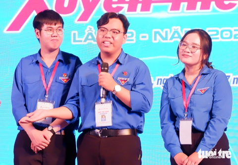 Trương Văn Hoài Khanh quán quân hội thi 'Tầm nhìn xuyên thế kỷ' năm 2023 - Ảnh 2. Thí sinh Trương Văn Hoài Khanh (giữa) chia sẻ cảm xúc tại vòng chung kết "Tầm nhìn xuyên thế kỷ" 2023 - Ảnh: K.ANH