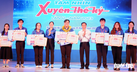 Trương Văn Hoài Khanh quán quân hội thi 'Tầm nhìn xuyên thế kỷ' năm 2023 - Ảnh 1. Trao giải cho các thí sinh xuất sắc nhất hội thi "Tầm nhìn xuyên thế kỷ" 2023 - Ảnh: K.ANH