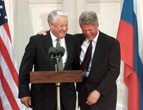 Cố Tổng thống Nga Boris Yeltsin (trái) và cựu Tổng thống Mỹ Bill Clinton trong cuộc họp báo tại New York, Mỹ, ngày 23-10-1995 - Ảnh: AFP Cố tổng thống Nga Boris Yeltsin (trái) và cựu tổng thống Mỹ Bill Clinton trong cuộc họp báo tại New York, Mỹ, ngày 23-10-1995 - Ảnh: AFP