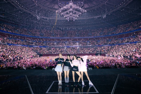 Ekip của BlackPink đã có mặt tại Hà Nội ngay sau khi đêm diễn được chấp thuận - Ảnh 1. Mỗi đêm nhạc của BlackPink đều thu hút hàng chục nghìn người hâm mộ phủ kín khán đài - Ảnh: Fanpage BlackPink
