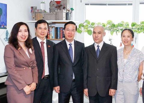 Chủ tịch nước Võ Văn Thưởng thăm gia đình tiến sĩ vật lý người Việt tại Áo - Ảnh 2. Chủ tịch nước Võ Văn Thưởng chụp ảnh cùng tiến sĩ Nguyễn Duy Hà - Ảnh: TTXVN