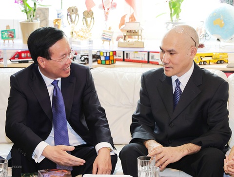 Chủ tịch nước Võ Văn Thưởng thăm gia đình tiến sĩ vật lý người Việt tại Áo - Ảnh 1. Chủ tịch nước Võ Văn Thưởng thăm hỏi, chúc mừng tiến sĩ Nguyễn Duy Hà cùng gia đình và mong ông có thêm nhiều đóng góp cho đất nước - Ảnh: TTXVN