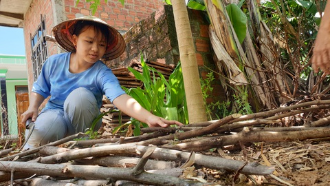 Học sinh đạt tổng điểm thi tốt nghiệp cao nhất Quảng Bình tính đi …xuất khẩu lao động - Ảnh 1. Đạt điểm thi tốt nghiệp cao nhất tỉnh Quảng Bình, nhưng Ngọc phải tính tới chuyện đi xuất khẩu lao động - Ảnh: QUỐC NAM
