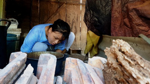 Học sinh đạt tổng điểm thi tốt nghiệp cao nhất Quảng Bình tính đi …xuất khẩu lao động - Ảnh 2. Ở nhà Ngọc vẫn thường làm việc nhà để đỡ đần cho mẹ - Ảnh: QUỐC NAM