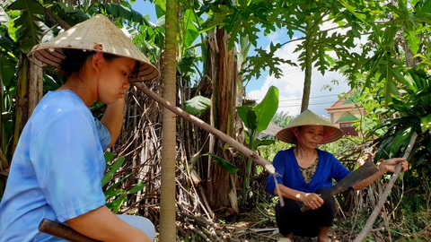 Học sinh đạt tổng điểm thi tốt nghiệp cao nhất Quảng Bình tính đi …xuất khẩu lao động - Ảnh 3. Bà Hồng đã lớn tuổi, khó có thể gánh nổi sự học 4 năm của con - Ảnh: QUỐC NAM