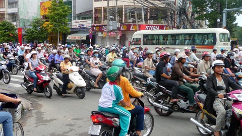 Lái xe đi làm khiến nhiều người mất vui - Ảnh 1. Các thành phố lớn thường xuyên cám cảnh tắc đường - Ảnh minh họa: seppyr/Flickr