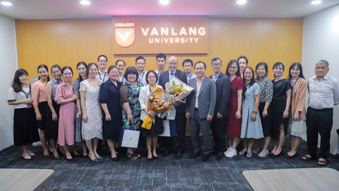 Hanwha Life Việt Nam: Hiểu tài chính cá nhân sớm, giới trẻ tự tin hơn - Ảnh 3. Tọa đàm "Thị trường bảo hiểm nhân thọ tại Việt Nam" được tổ chức ở Đại học Văn Lang.