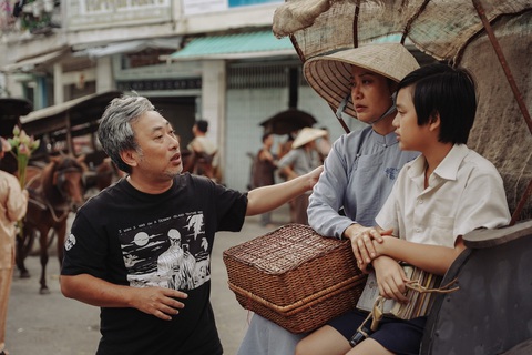 Đạo diễn Nguyễn Quang Dũng chỉ đạo diễn xuất cho Hồng Ánh và bé Hạo Khang - Ảnh: ĐPCC Đạo diễn Nguyễn Quang Dũng chỉ đạo diễn xuất cho Hồng Ánh và bé Hạo Khang - Ảnh: ĐPCC