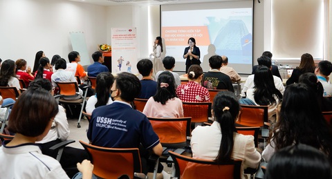 Hanwha Life Việt Nam: Hiểu tài chính cá nhân sớm, giới trẻ tự tin hơn - Ảnh 1. Sinh viên được rộng cửa kiến tập tại doanh nghiệp bảo hiểm.