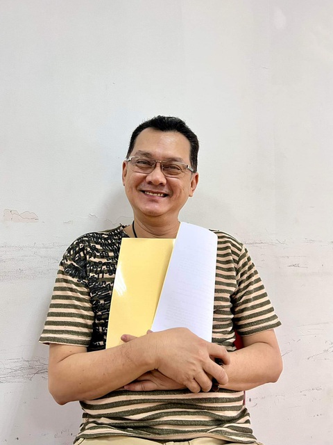 Hữu Châu với hình ảnh cầm quyển kịch bản mới mà nhiều người tin là kịch bản khai trương sân khấu Thiên Đăng - Ảnh: facebook nghệ sĩ Hữu Châu Hữu Châu với hình ảnh cầm quyển kịch bản mới mà nhiều người tin là kịch bản khai trương sân khấu Thiên Đăng - Ảnh: Facebook nghệ sĩ Hữu Châu