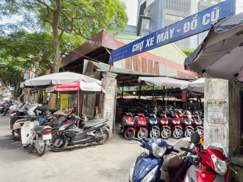 Chủ sở hữu xe biển đẹp tiền tỉ phải làm gì để tránh thiệt hại trước thông tin sẽ định danh? - Ảnh 3. Chợ xe Chùa Hà - một địa điểm bán xe máy cũ, xe máy biển số đẹp nổi tiếng tại Hà Nội - Ảnh: PHẠM TUẤN