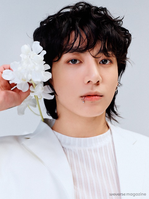 Ca sĩ Jungkook lập kỳ tích đứng đầu bảng xếp hạng Hot 100 của Billboard - Ảnh: Weverse Magazine