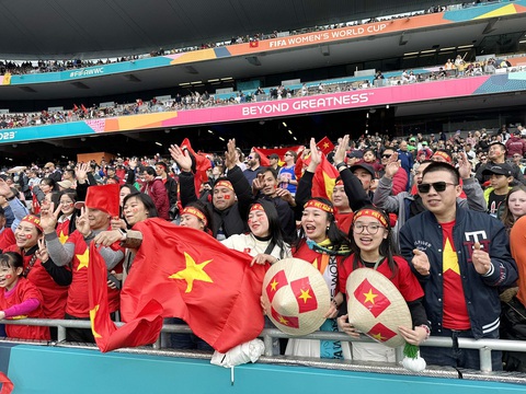 Bóng đá nữ Việt Nam, 30 năm hành trình World Cup Kỳ cuối: Tuyển nữ Việt Nam trong trái tim kiều bào - Ảnh 3. Đông đảo CĐV Việt Nam cổ vũ tuyển nữ Việt Nam tại sân Eden Park (TP Auckland, New Zealand) - Ảnh: TRUNG NGHĨA