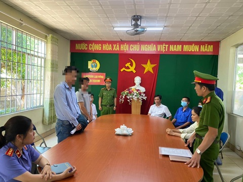 Bắt tạm giam giám đốc và phó giám đốc Trung tâm đăng kiểm 76-02D - Ảnh 1. Cơ quan cảnh sát điều tra Công an tỉnh Quảng Ngãi tống đạt quyết định khởi tố bị can, thực hiện lệnh bắt tạm giam đối với giám đốc và phó giám đốc Trung tâm đăng kiểm xe cơ giới 76-02D - Ảnh: Công an tỉnh Quảng Ngãi