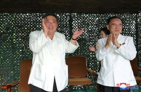Nhà lãnh đạo Triều Tiên Kim Jong Un trong buổi phóng tên lửa đạn đạo liên lục địa Hwasong-18, ngày 13-7-2023 - Ảnh: KCNA Nhà lãnh đạo Triều Tiên Kim Jong Un (trái) trong buổi phóng tên lửa đạn đạo liên lục địa Hwasong-18, ngày 13-7-2023 - Ảnh: KCNA
