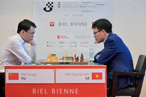 Hạ cao thủ Trung Quốc, Lê Quang Liêm dẫn đầu Festival cờ vua Biel - Ảnh 1. Lê Quang Liêm đánh bại Yu Yangyi - Ảnh: BIELCHESSFESTIVAL