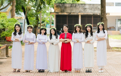 Nữ sinh đạt 28,25/30 điểm trúng tuyển vào ĐH Duy Tân năm 2023 - Ảnh 2. Thanh xuân tươi đẹp của Mi Sa (đứng thứ 3 từ phải sang) cùng bạn bè và cô giáo chủ nhiệm