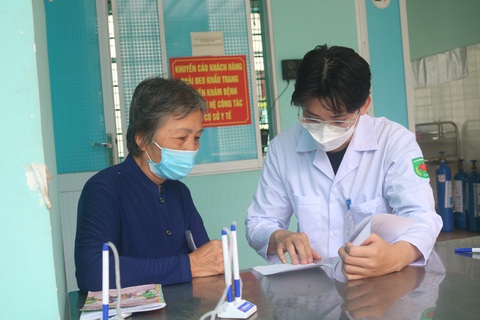 Người dân thăm khám tại các trạm y tế trên địa bàn TP.HCM Người dân thăm khám tại các trạm y tế trên địa bàn TP.HCM - Ảnh: THU HIẾN