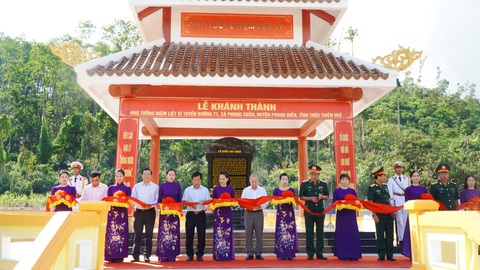 Khánh thành nhà bia tưởng niệm 13 liệt sĩ Rào Trăng - Ảnh 1. Lãnh đạo tỉnh Thừa Thiên Huế cùng Quân khu 4 khánh thành nhà bia tưởng niệm liệt sĩ Rào Trăng tại nơi các anh nằm xuống - Ảnh: A. BỐN