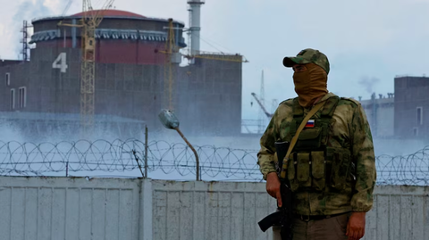 IAEA phát hiện mìn sát thương tại nhà máy điện hạt nhân Zaporizhzhia - Ảnh 1. Lực lượng Nga đã kiểm soát Nhà máy điện hạt nhân Zaporizhzhia của Ukraine sau khi xung đột Nga - Ukraine nổ ra vào tháng 2-2022 - Ảnh: REUTERS