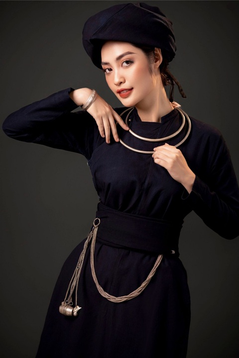 Hoa hậu Nông Thúy Hằng hóa cô dâu công bố dự án đầu tay - Ảnh 4. Nông Thúy Hằng trong bộ hỉ phục của dân tộc Tày
