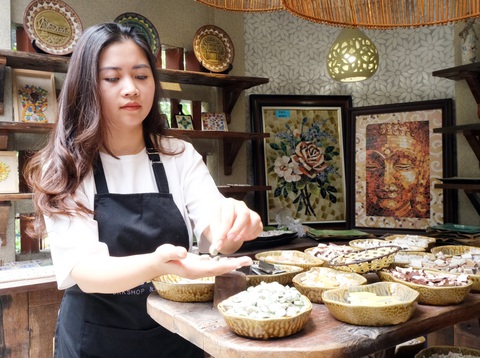 Giữ hồn gốm Bát Tràng - Ảnh 1. Nguyễn Phương Thảo say mê gốm Bát Tràng và nghệ thuật mosaic - Ảnh: H.THANH