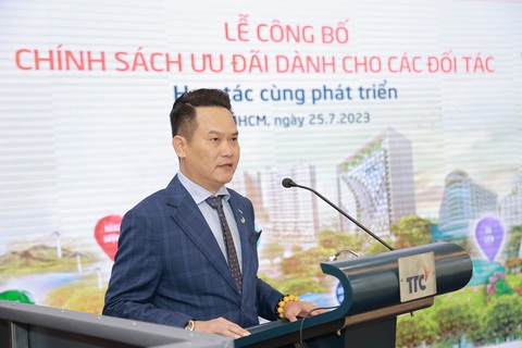 Ông Đặng Hồng Anh - Chủ tịch Hội Doanh nhân trẻ Việt Nam, Phó Chủ tịch Tập đoàn TTC khẳng định, TTC sẽ triển khai nhiều hơn nữa các chương trình ưu đãi dành cho các doanh nghiệp đối tác. Ảnh: Đ.H Ông Đặng Hồng Anh - Chủ tịch Hội Doanh nhân trẻ Việt Nam, Phó Chủ tịch Tập đoàn TTC - khẳng định TTC sẽ triển khai nhiều hơn nữa các chương trình ưu đãi dành cho các doanh nghiệp đối tác. Ảnh: Đ.H