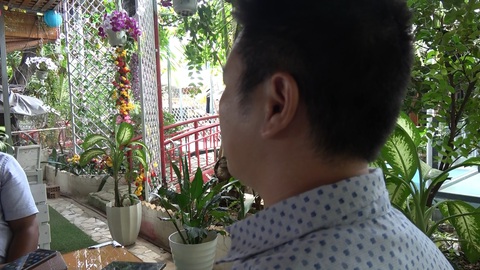 Xử vụ cha con nhà ‘Thiện Soi’ thu lời gần 100 tỉ đồng nhờ cho vay lãi nặng, rửa tiền gần 60 tỉ đồng - Ảnh 2. Ông Lưu Ngọc Tư kể câu chuyện mình vay lãi nặng của cha con nhà Thiện Soi với phóng viên khi vụ án xảy ra - Ảnh: Đ.H.