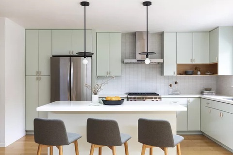 8 màu pastel tốt nhất năm 2023 của các nhà thiết kế nội thất - Ảnh 5. Như một nốt nhạc ấm áp nhưng tươi mới cho gian bếp - Ảnh: MARGARET AUSTIN/BHG