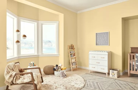 8 màu pastel tốt nhất năm 2023 của các nhà thiết kế nội thất - Ảnh 6. Bức tường màu kem vani mang lại sắc thái vui tươi cho căn phòng - Ảnh: BEHR/BHG