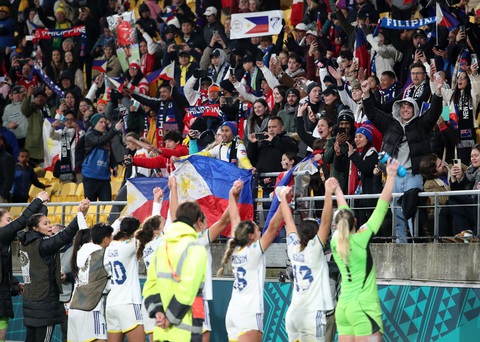 Đá bại New Zealand, Philippines có chiến thắng lịch sử ở World Cup nữ - Ảnh 4. Các cầu thủ Philippines ăn mừng với CĐV nhà - Ảnh: REUTERS