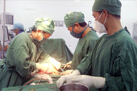 Súng tự chế cướp cò, người đàn ông bị đạn bắn xuyên ổ bụng - Ảnh 1. Các bác sĩ mổ cấp cứu cho bệnh nhân bị súng tự chế bắn xuyên ổ bụng - Ảnh: MINH THƯ