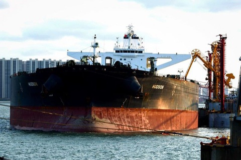 Liên Hiệp Quốc phát hiện tàu dầu đáng nghi lảng vảng ở vùng biển Trung Quốc, Bắc Kinh lên tiếng - Ảnh 1. Ảnh chụp vào ngày 16-11-2020 cho thấy một tàu chở dầu tại cảng ở thành phố Thanh Đảo, tỉnh Sơn Đông, miền đông Trung Quốc - Ảnh: AFP